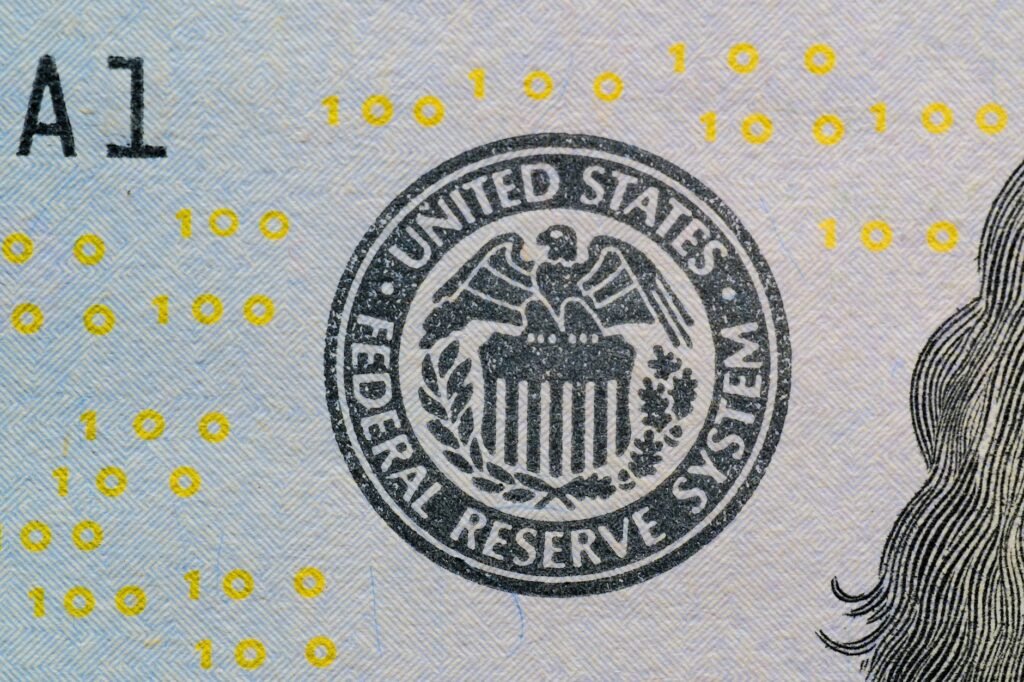 Interest Rates 2026: Navigating Stocks & Bonds