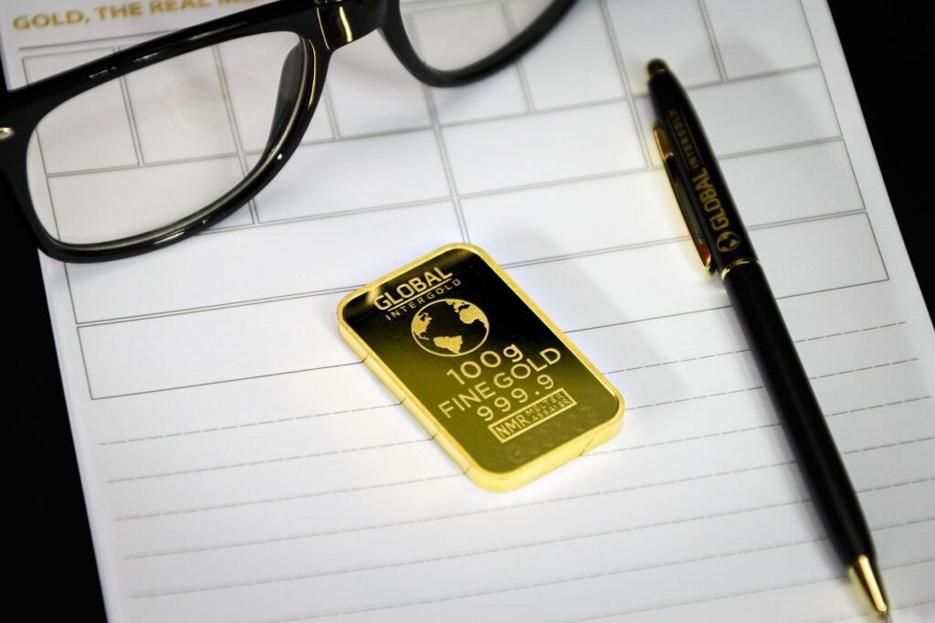 Investing in Gold Futures vs. Gold Mining Stocks: What Are the Differences?