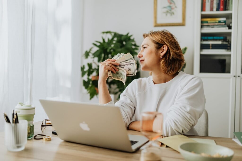 10 Creative Ways to Build a Side Income in 2026 Without Quitting Your Job