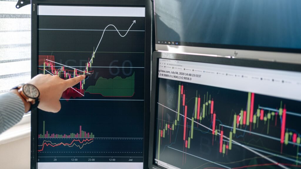 Day Trading vs. Swing Trading: Time Horizons and Risk in 2026