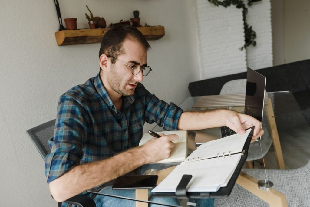 Freelancing vs. Side Hustles: Which Path Suits You in 2026?