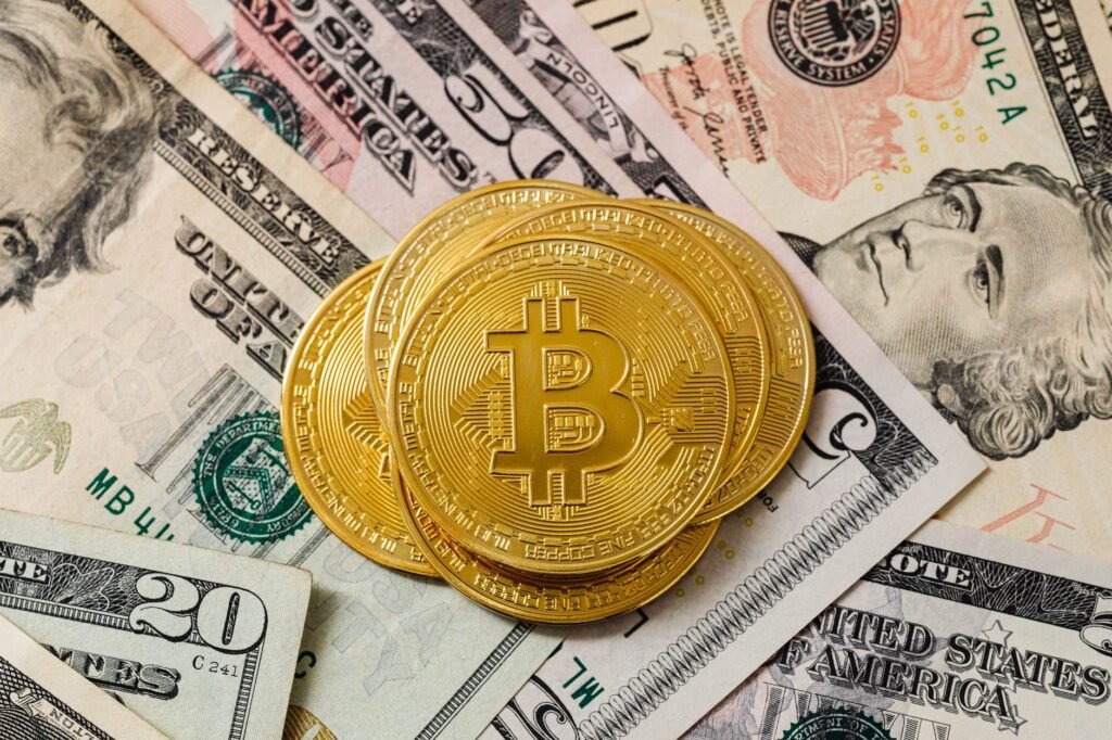How Does Gold’s Inverse Relationship with the US Dollar Impact Investors?