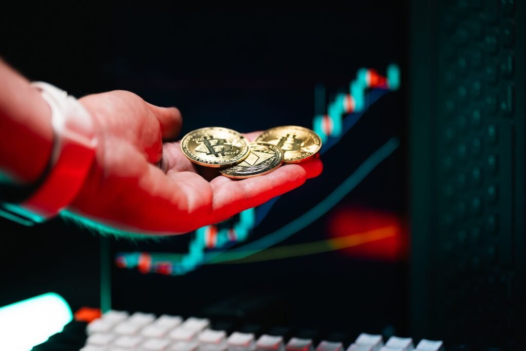 Gold Stocks vs. Physical Gold: Which Suits You in 2026?